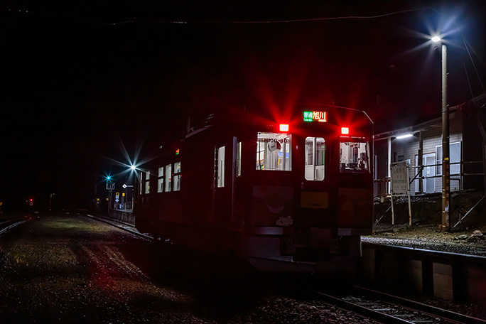 オフシーズンのこの日は日の暮れた塩狩駅に乗降客の姿はなかった