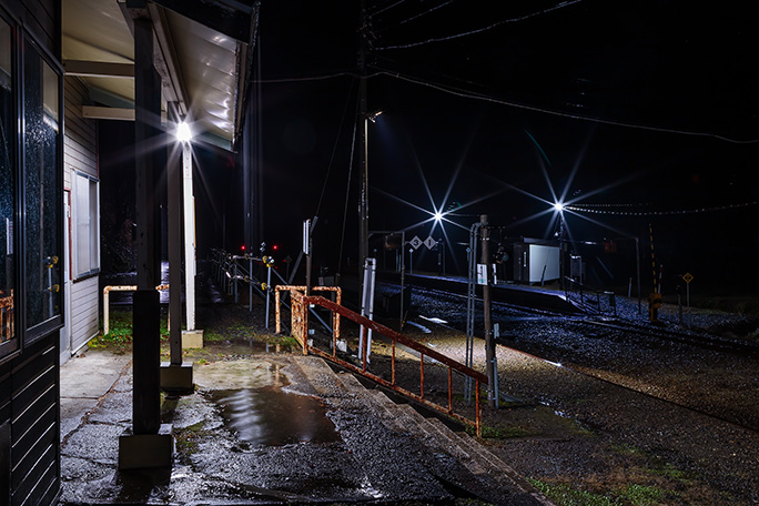 特急の通過間際になって雨が激しく降り出した