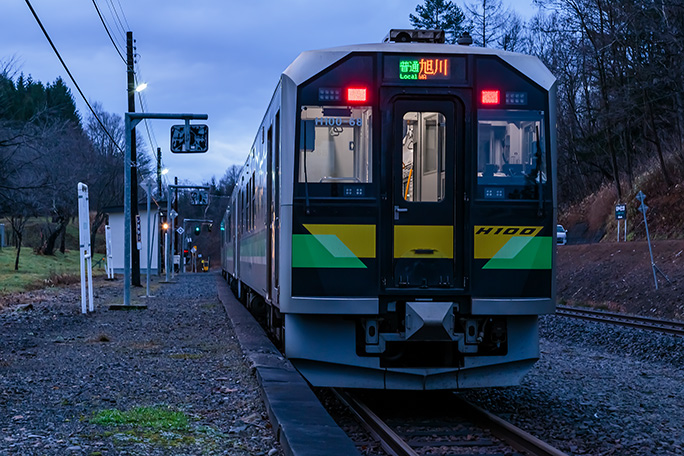 構内信号機が青色に切り替わって320D普通列車も出発の時を迎えた