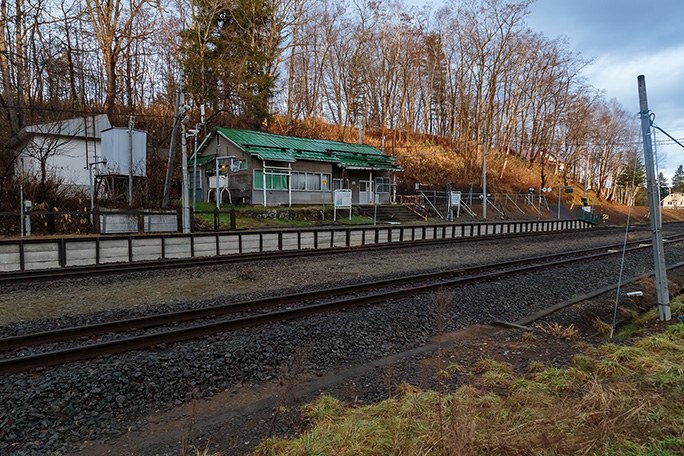 塩狩峠記念館や塩狩ヒュッテを背景に佇む塩狩駅舎の全景