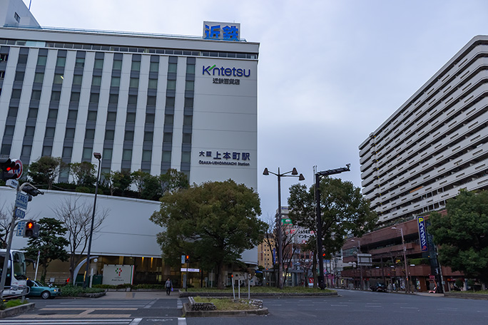 大阪上本町駅は上本町六丁目にあり市民には「上六」の通称で親しまれている