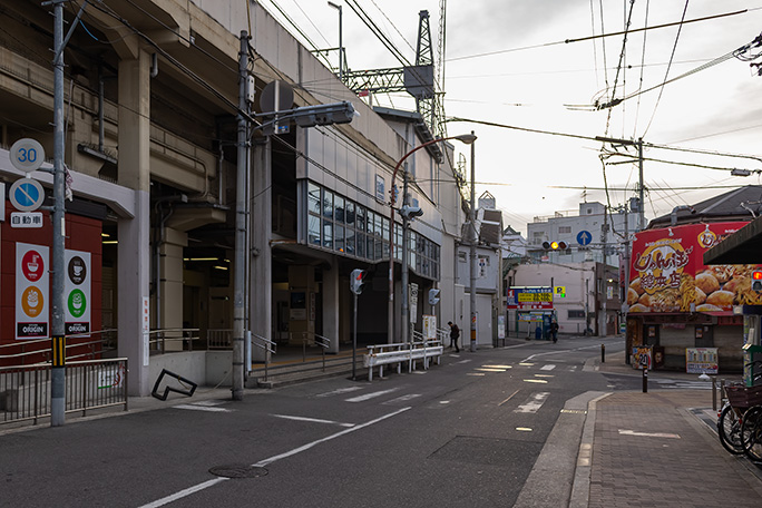 複々線区間のローカル駅である今里駅