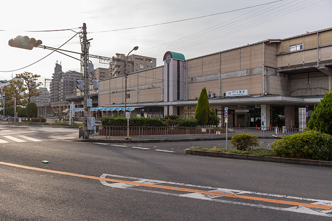 河内小阪駅前には小さなバスターミナルがある