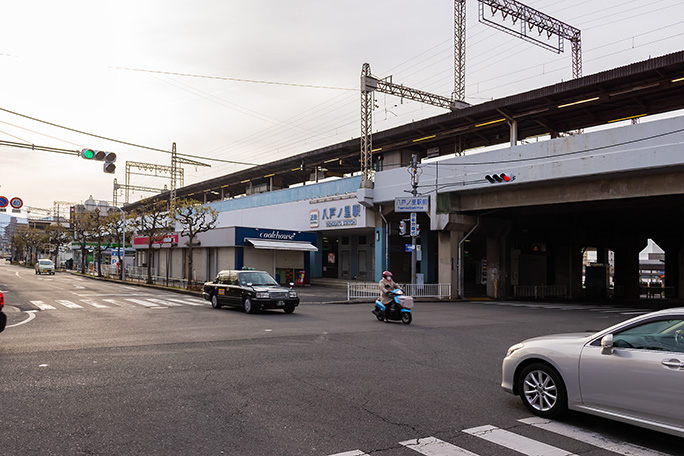 八戸ノ里駅は島式2面4線の構造を持ち比較的規模が大きい