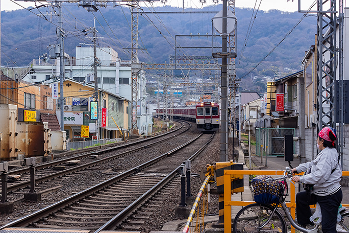 生駒山からの急勾配を降って難波方面への快速急行がやってきた