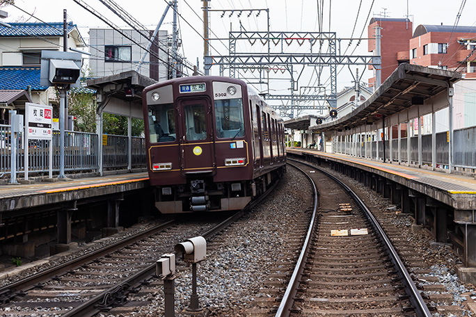 枚岡駅に停車する復刻塗装の5802F形普通列車