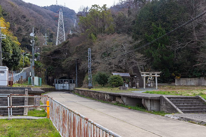 奈良旧線の旧生駒トンネル付近にあった孔舎衛坂駅は今もホームやトンネルの跡が残る