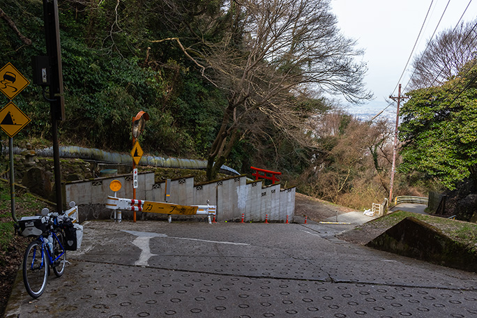 自転車を漕いで登れない簡易舗装の急登が続く大阪側の暗峠