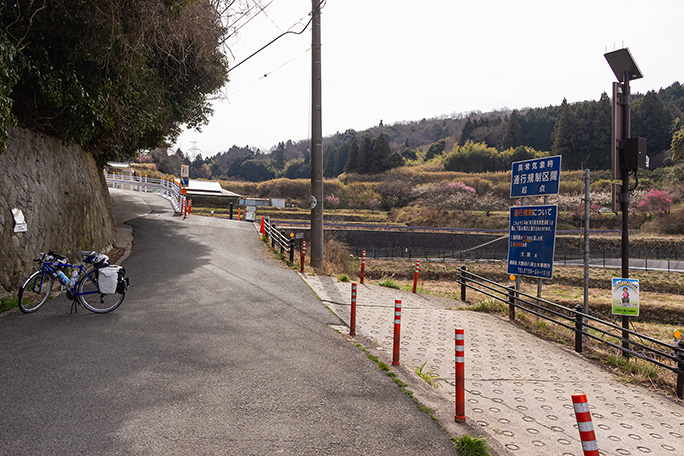 右下から左上にかけての国道308号線を通って峠付近の高原地形に出る