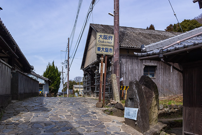 石畳や記念碑が風情ある暗峠に到着