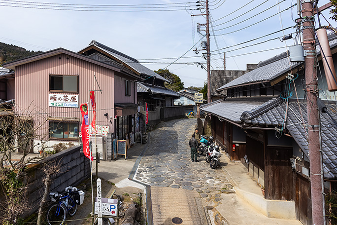 暗峠で憩う日本一周中のバイクツーリスト