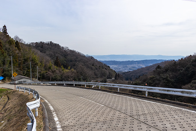 奈良県側も簡易舗装の急勾配を降っていく