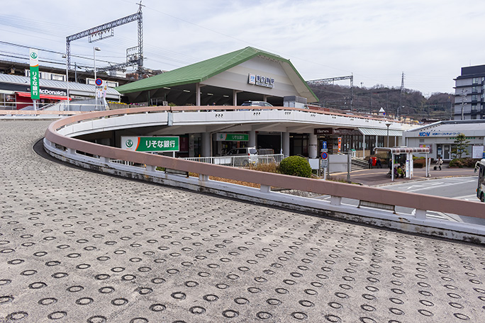 東生駒駅は車寄せが2階建てになった特徴ある作り