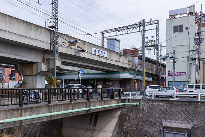 富雄駅は丘陵地帯を高架と地平面とで貫いている