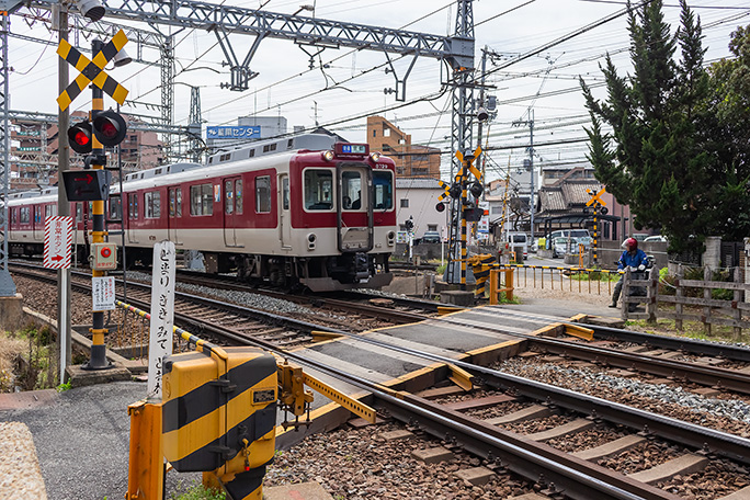 西大寺駅西方の京都線の踏切から奈良線の踏切を眺める