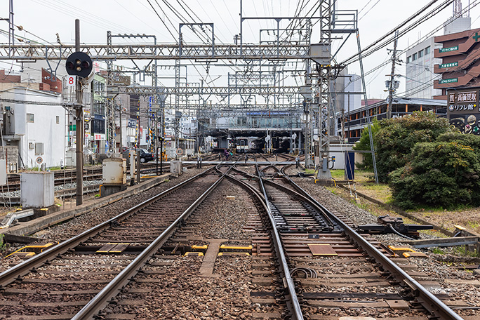 西大寺駅の複雑なポイントは鉄道ファンの心をくすぐる