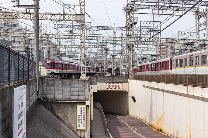 奈良線と京都線の列車がひっきりなしに行き交う西大寺駅