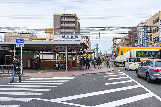 新大宮駅は混雑する市街地の地平駅