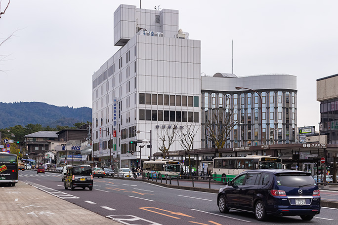 地下駅化された奈良駅は駅ビルが目印