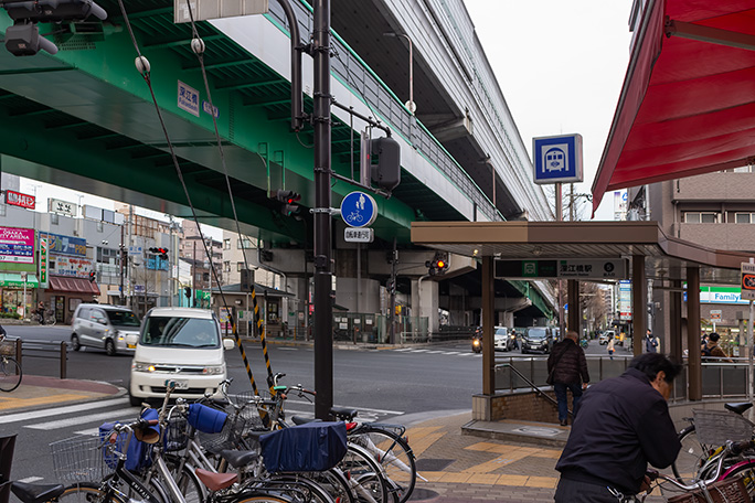 中央大通りと内環状線との交差点に当たる深江橋駅