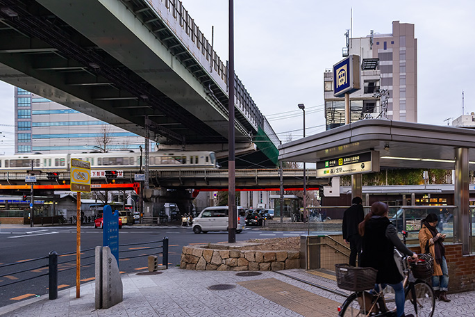 森ノ宮駅は大阪市営地下鉄の中央線、鶴見緑地線と、JR大阪環状線が阪神高速の下で交わる交通の要衝