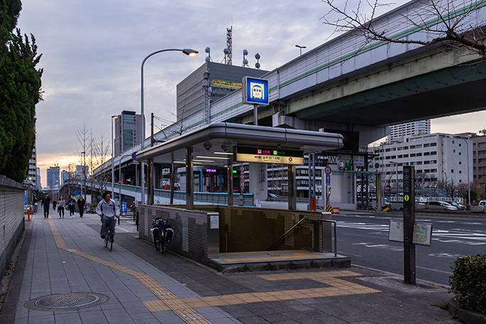 大阪市営地下鉄谷町線との乗換駅となる谷町四丁目駅まで来るとかなりオフィス街らしくなる