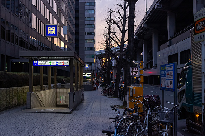 大阪市営地下鉄の中央線、四つ橋線、御堂筋線が交わる本町駅