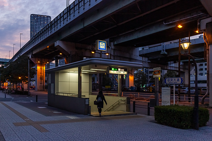 阿波座駅では大阪市営地下鉄千日前線と交錯する