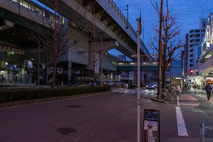 地上に出る九条駅では新たに阪神なんば線と交錯することになった