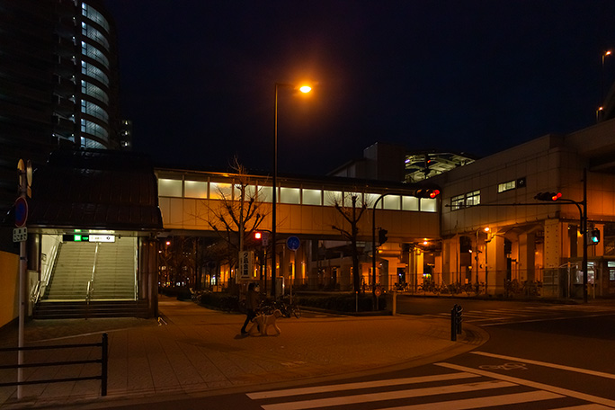 とっぷり暮れた朝潮橋駅に到着