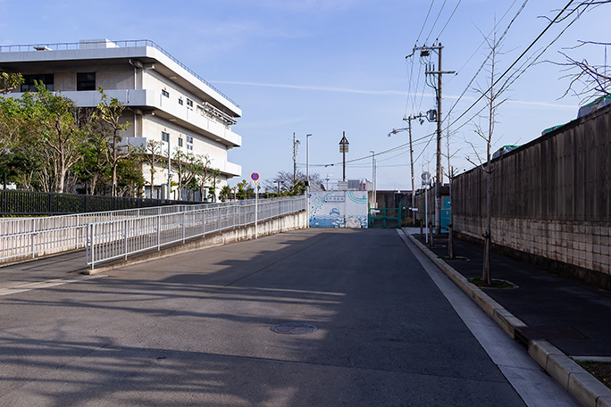 船町渡船場の船町側乗り場は工場地帯のどん突きに位置する