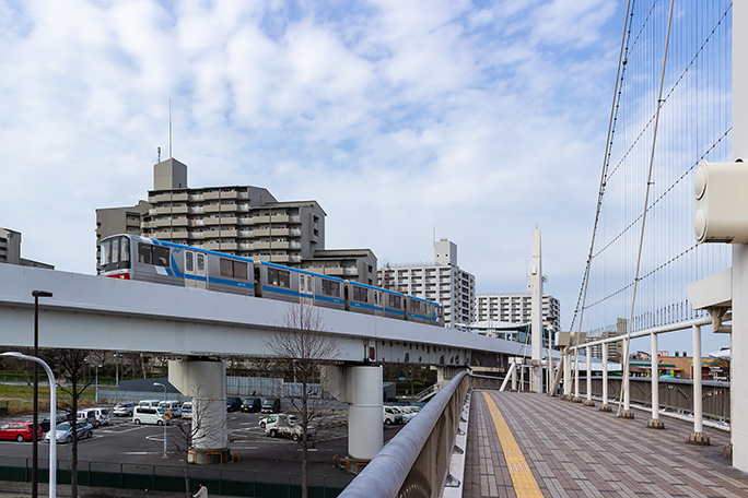 近代的な都市景観の中を行くニュートラムの列車