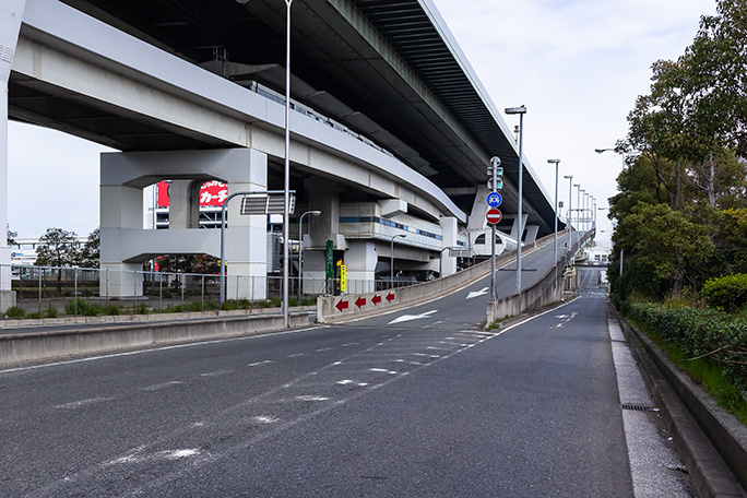 阪神高速4号湾岸線との3階建て構造になっているフェリーターミナル駅