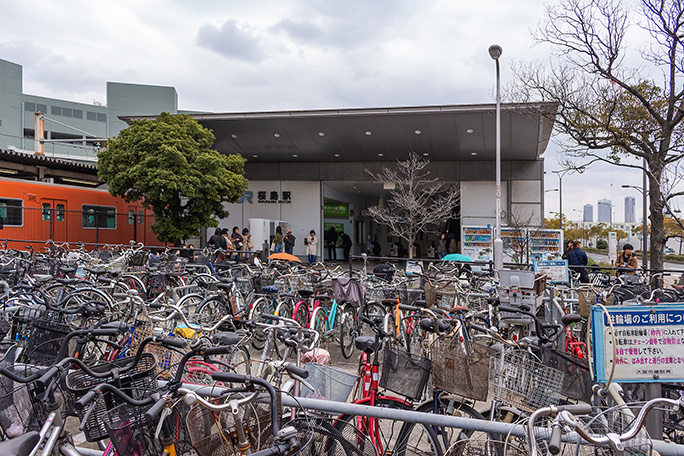 大量の自転車が駐輪されているJR桜島線の桜島駅に到着