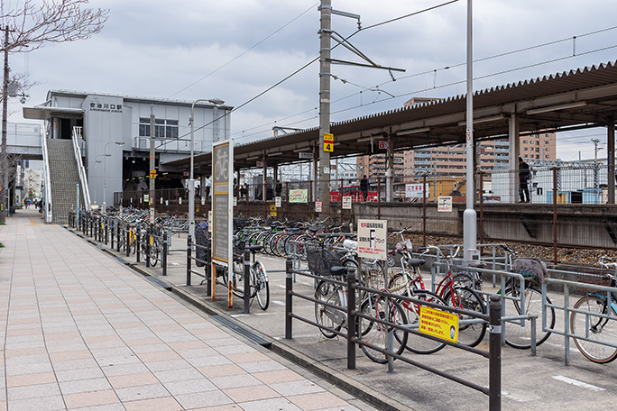 華やいだ雰囲気から一転して工業地帯風に変貌を遂げる安治川口駅