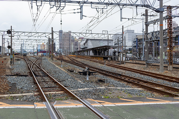 広大な貨物ヤードがある安治川口駅は最もJR桜島線らしい風景が残っている