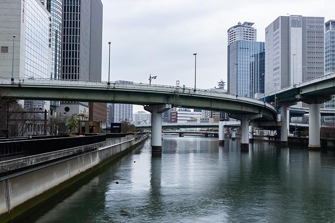 ローカル線沿線とは異なった風景美を楽しみつつ雨の中之島線沿線を走る