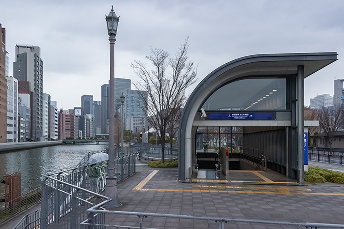 中之島公園の東端にあるなにわ橋駅