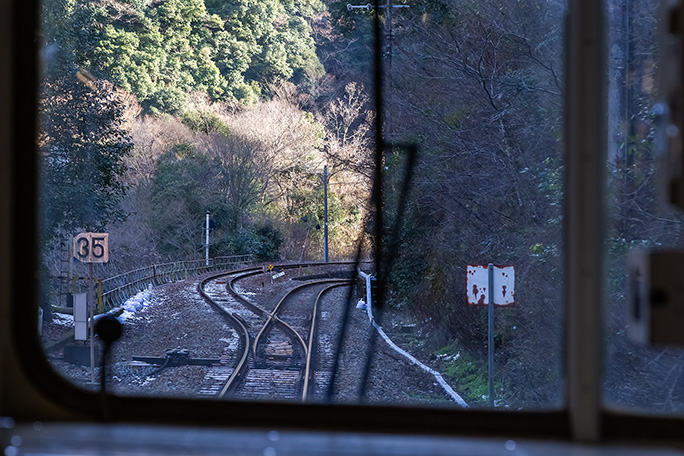 一旦駅を素通りして引上線との分岐に向かって進んでいく