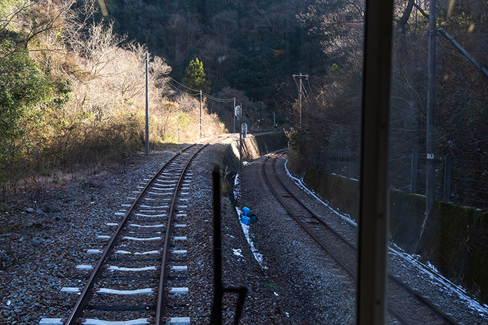 急勾配を降っていく右手の本線を見下ろしながら引上線に入って停車