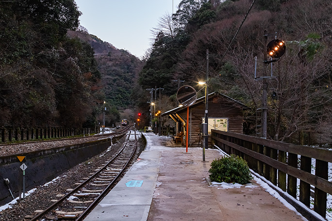 夕刻の駅に私一人を残して琴平行きの普通列車が引上線に向かっていった