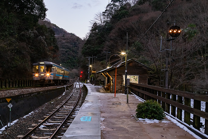 駅を見下ろしながら本線を加速していく琴平行き普通列車