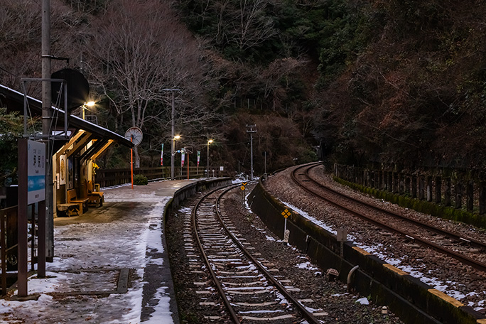 明かりの灯る坪尻駅に早くも夜の帳が降りてきた