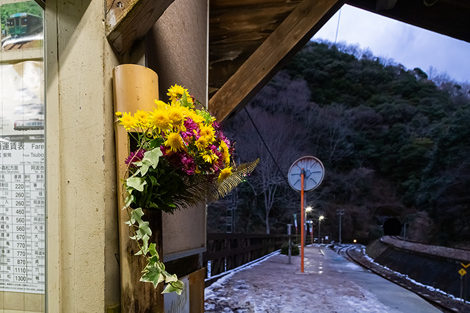 駅の近傍に民家はないものの飾り付けが施されていた