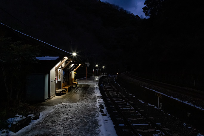 寒波の影響で雪が残る坪尻駅の姿を見るのも初めての経験だった