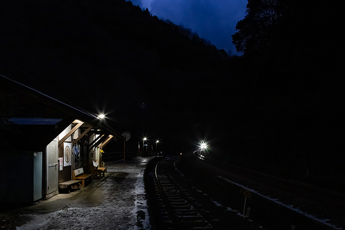 すっかり夜の帳に包まれた坪尻駅に特急「南風」の足音が響いてきた