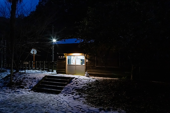 駅舎前には訪問者が作ったらしい小さな雪だるまが佇んでいた