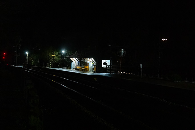 本線側の側道から眺める夜更けの坪尻駅