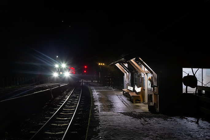 坪尻駅の朝は高松行きの特急「しまんと2号」で始まる