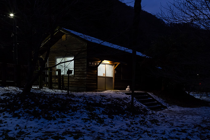 6時半を過ぎるとようやく夜明けの気配が駅のある谷間にまで降りてきた